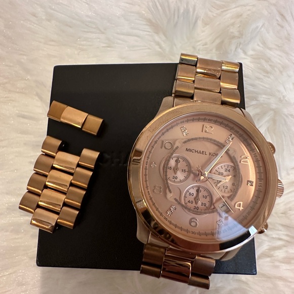 LIMITED EDITION Michael Kors Women’s Watch in Rose Gold - Picture 3 of 10